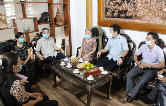 Thăm hỏi thân nhân 02 gia đình liệt sỹ