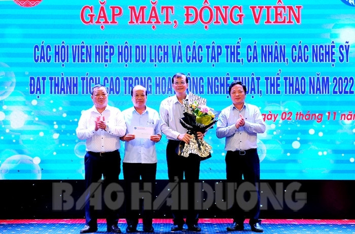 Động viên tập thể, cá nhân đạt thành tích cao trong hoạt động nghệ thuật, thể thao
