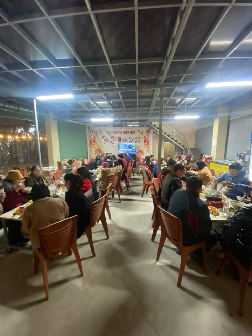 Tất niên khu phố mới thuộc khu 6 phường Việt Hoà